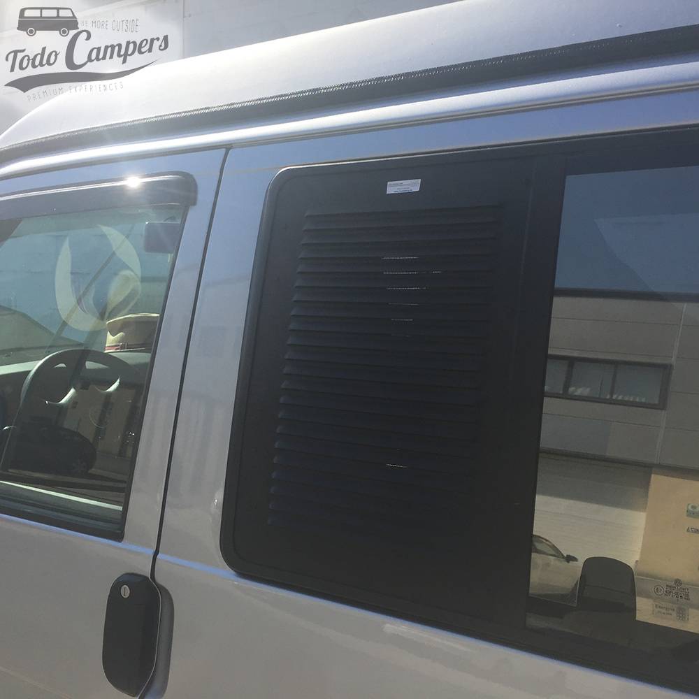 Air Vent colocado en Volkswagen T4 en la ventana trasera del lado del conductor