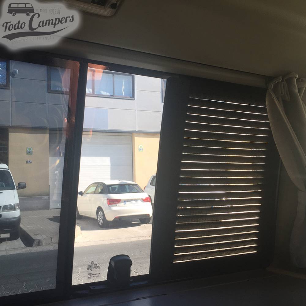 Vista trasera de rejilla de ventilación desde dentro de furgoneta Volkswagen T4