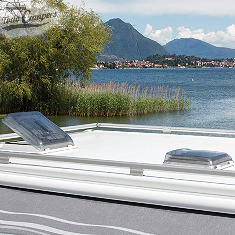 Claraboia Fiamma Turbo Vent 40 Crystal Premium colocada em autocaravana