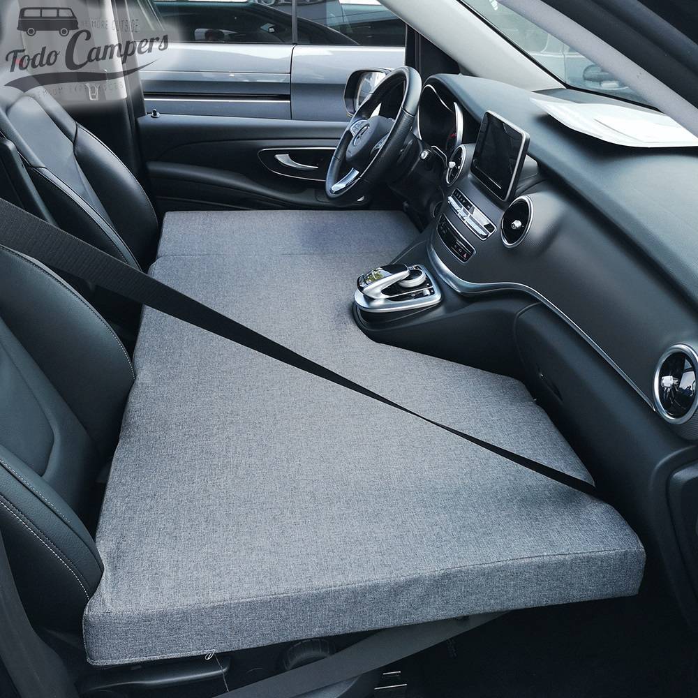 Cama plegable asegurada con el cinturón de seguridad