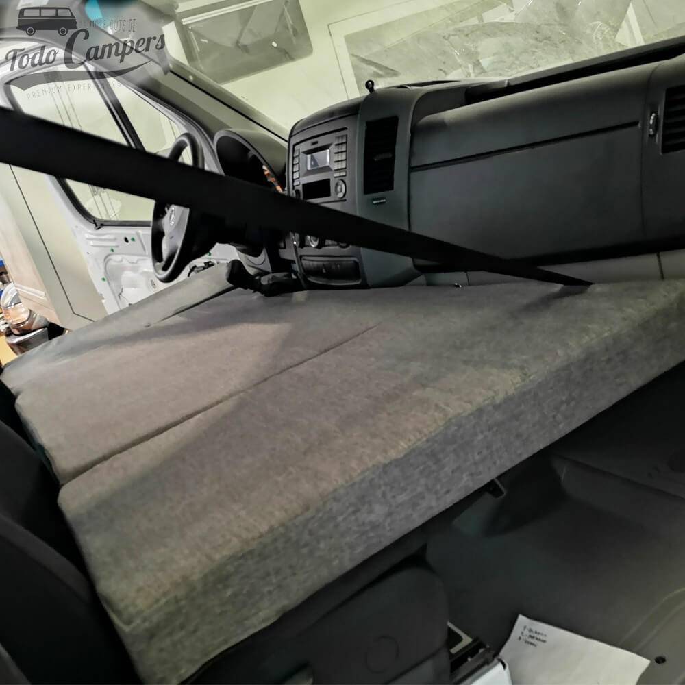 Asegurar cama infantil con cinturón de seguridad para cabina de Sprinter 2006-2018