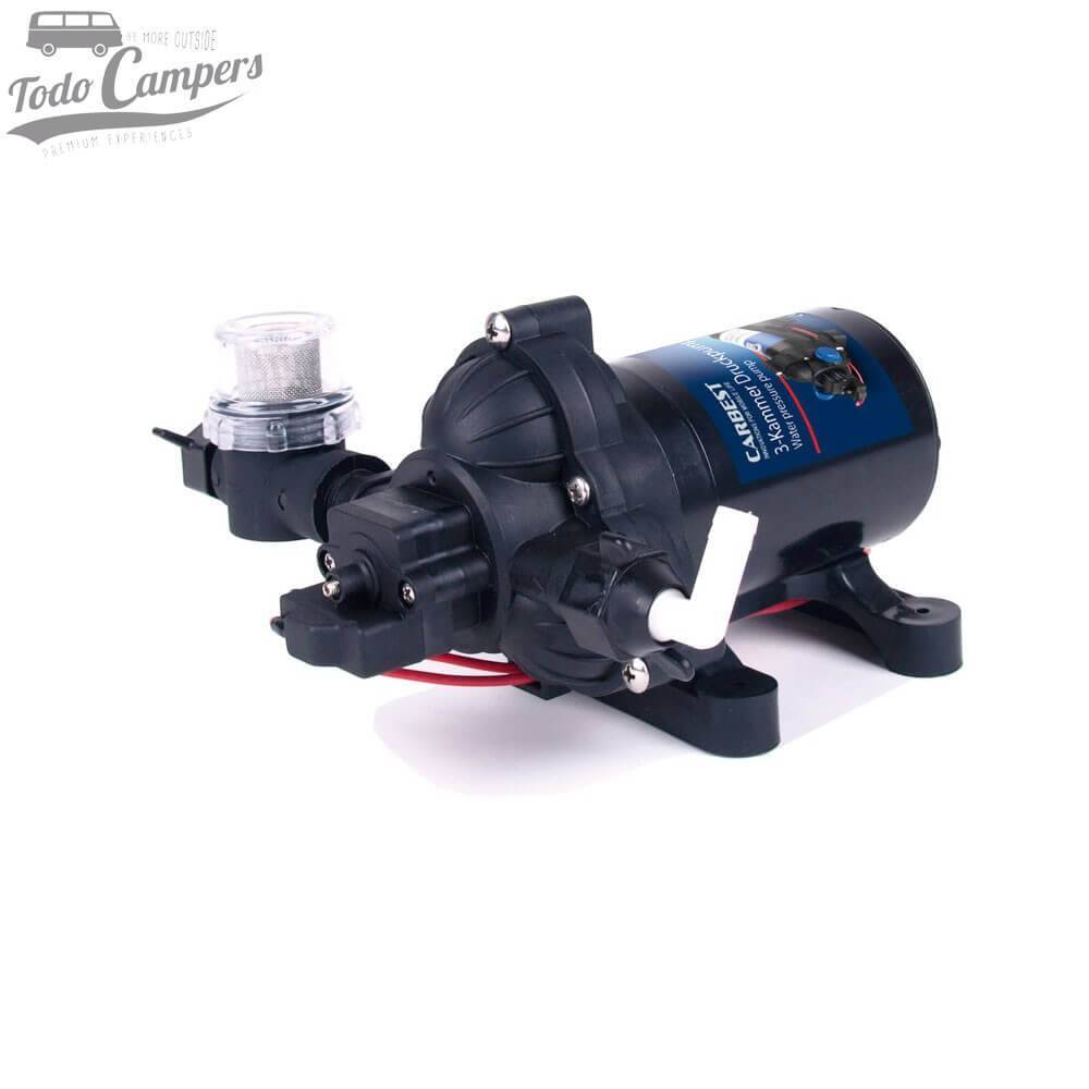 Bomba de pressão com o filtro colocado. Bomba depósito de águas limpas