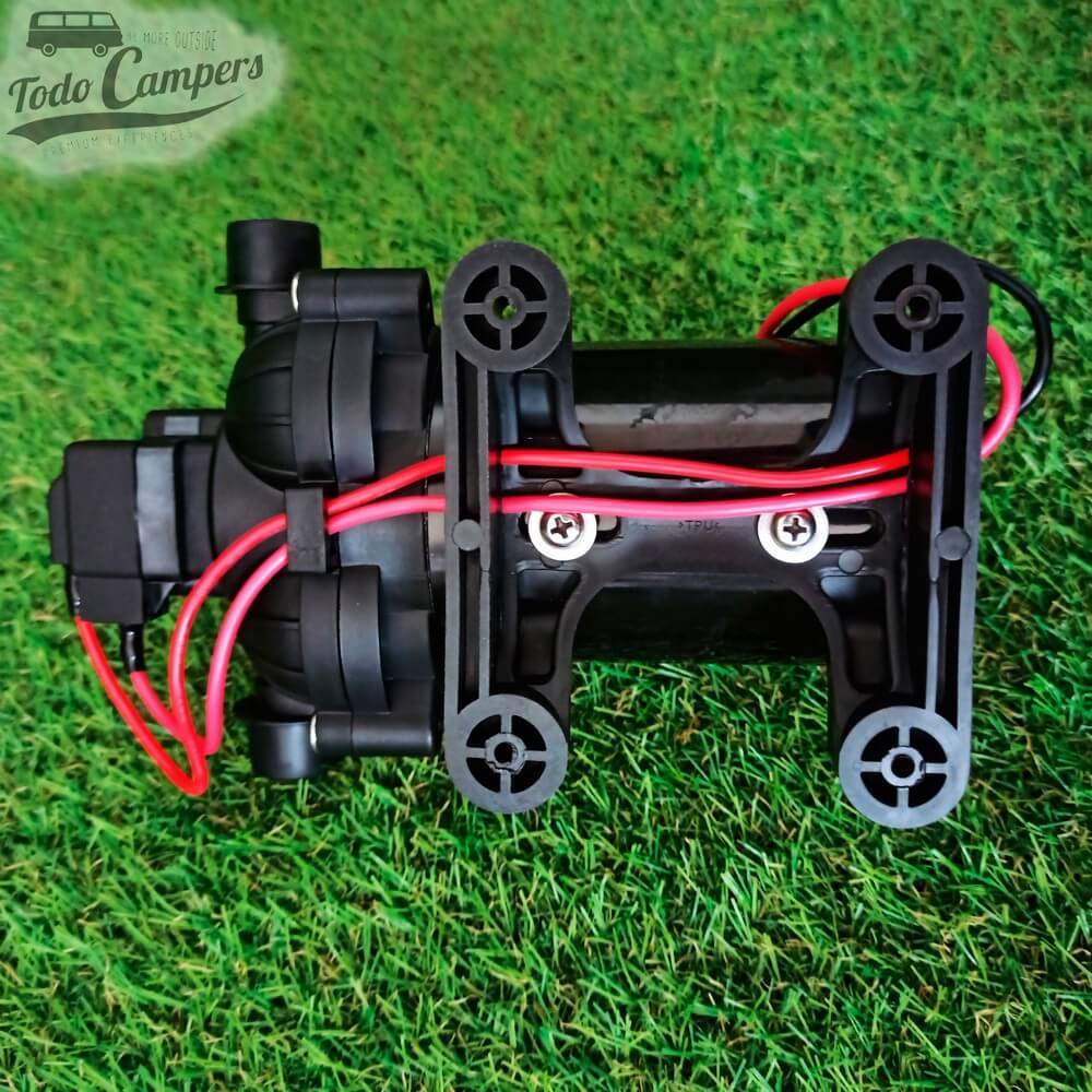 Bomba de pressão vista inferior. Bomba depósito de águas limpas