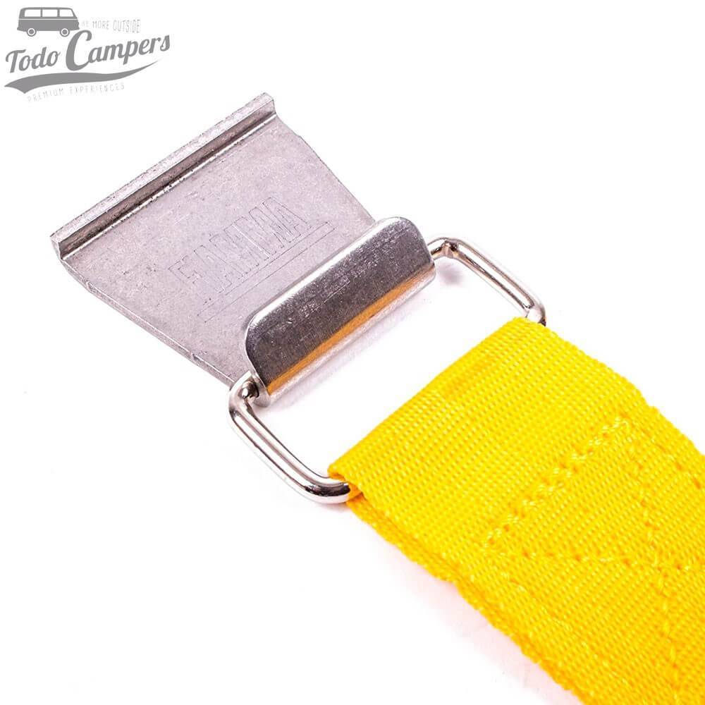 Detalhe dos ganchos das cintas para toldos de carrinha