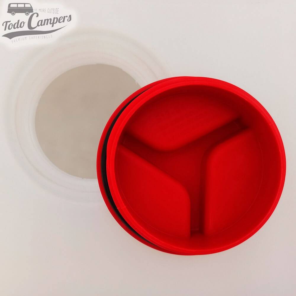 Detalhe da tampa com borracha estanque do depósito de 111 l.
