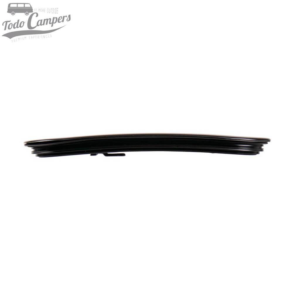 El cristal de la ventana está curvado hacia el interior y se cierra al ras del marco de la ventana