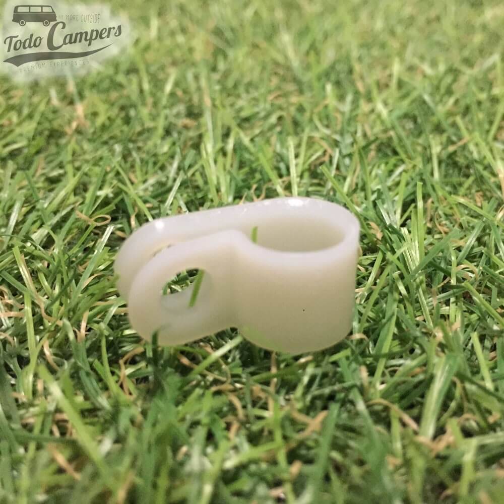 Abrazadera plástica para sujección de tubo de cobre de 8mm