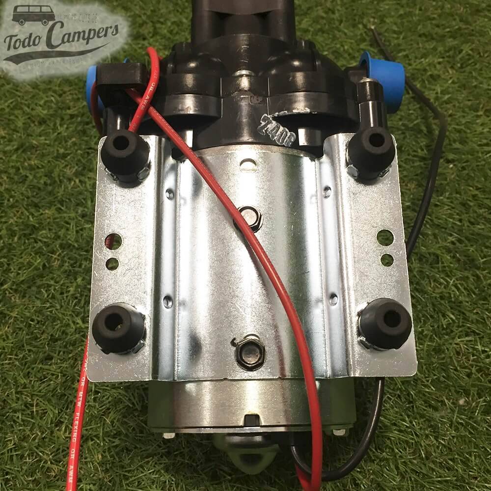 Parte traseira da bomba de água shurflo de 7 litros