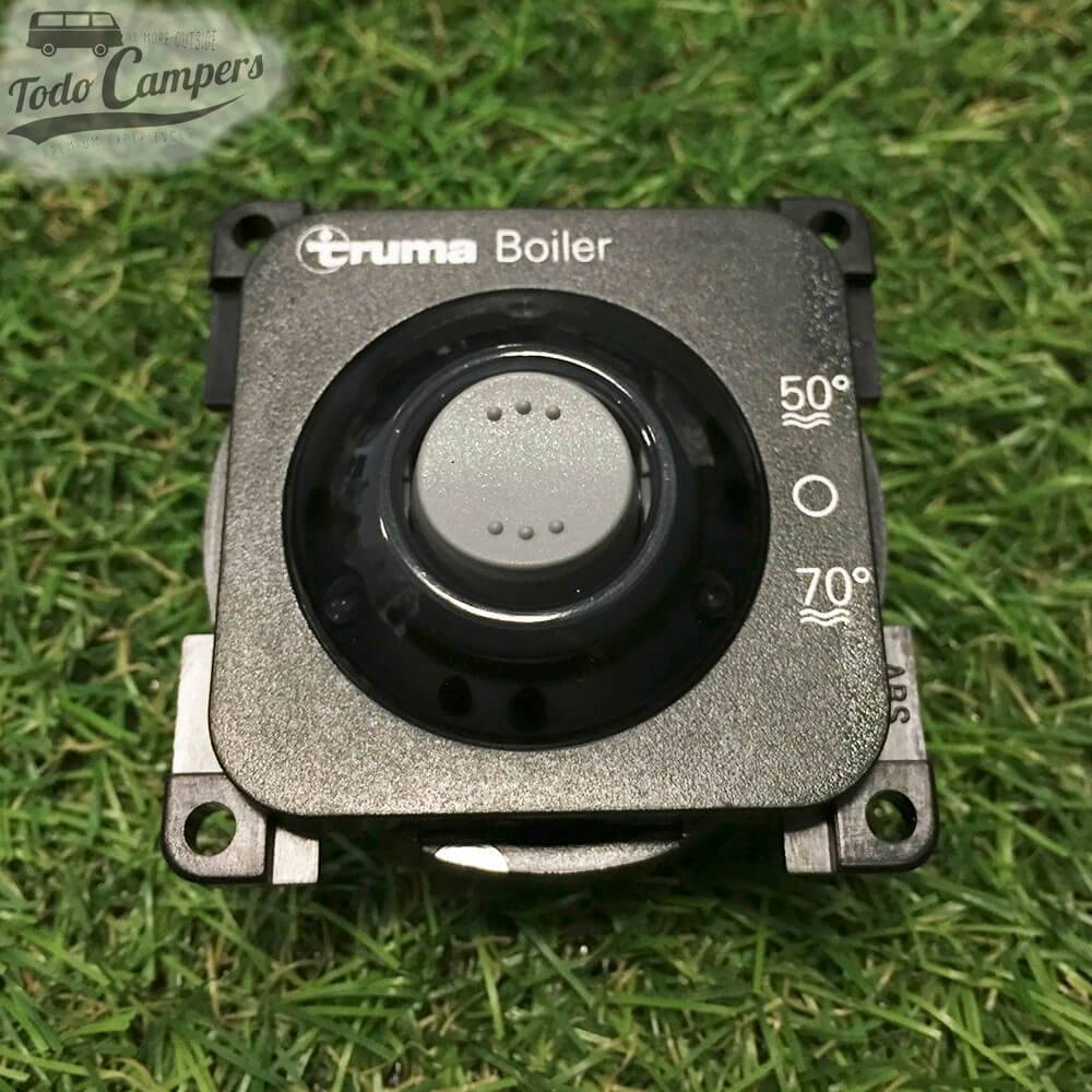 Se puede ajustar la temperatura entre 50º o 70ºC gracias al panel de control