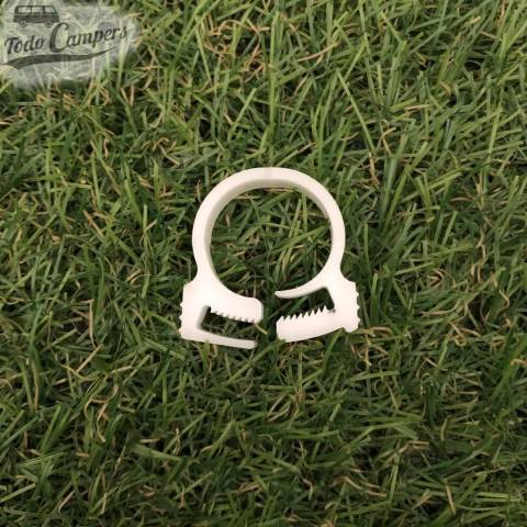 Abrazadera para una instalación de agua