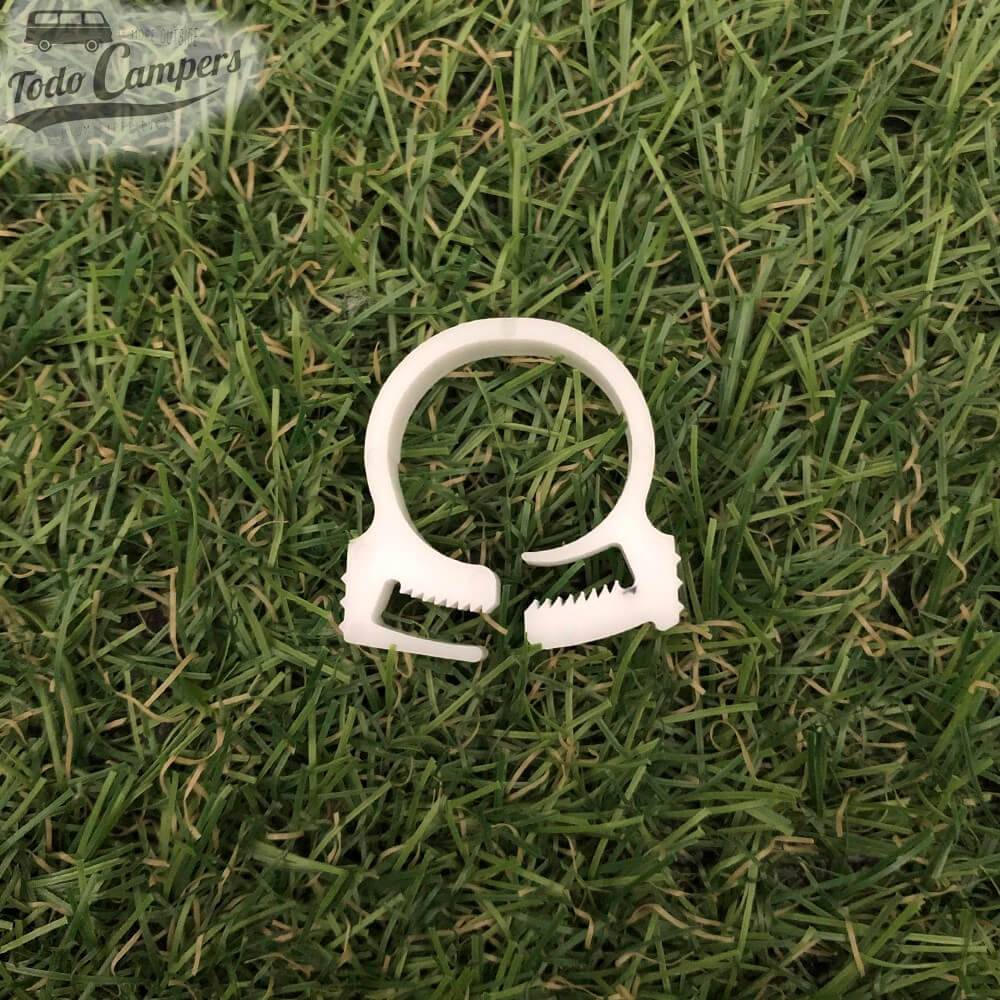 Abrazadera para una instalación de agua