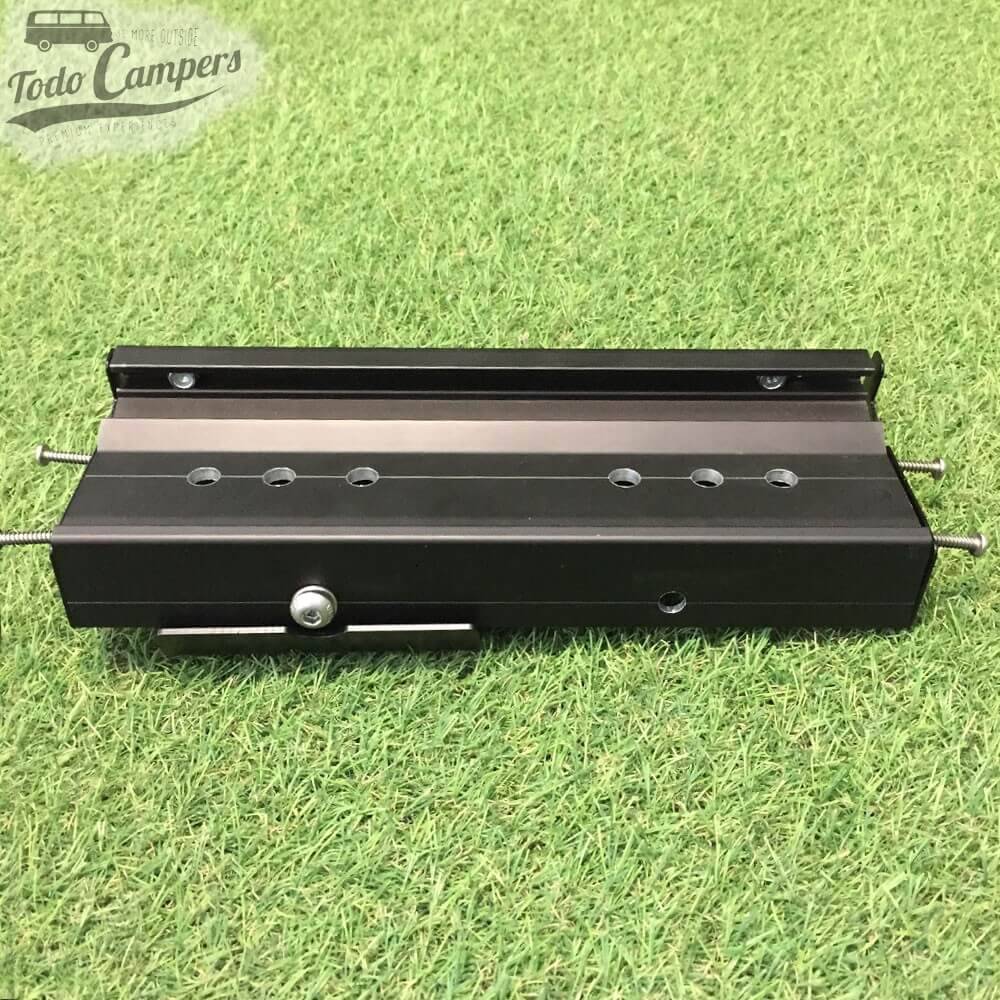 Apresentação das peças de um dos dois adaptadores do toldo F40 (vista frontal)