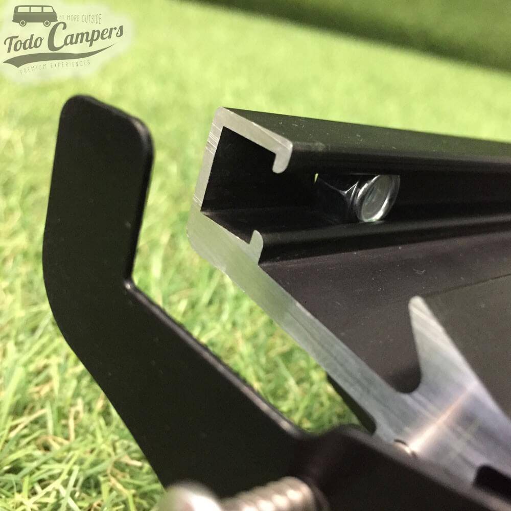 Detalle de la tuerca que debe ir dentro de la guía del adaptador del toldo F40