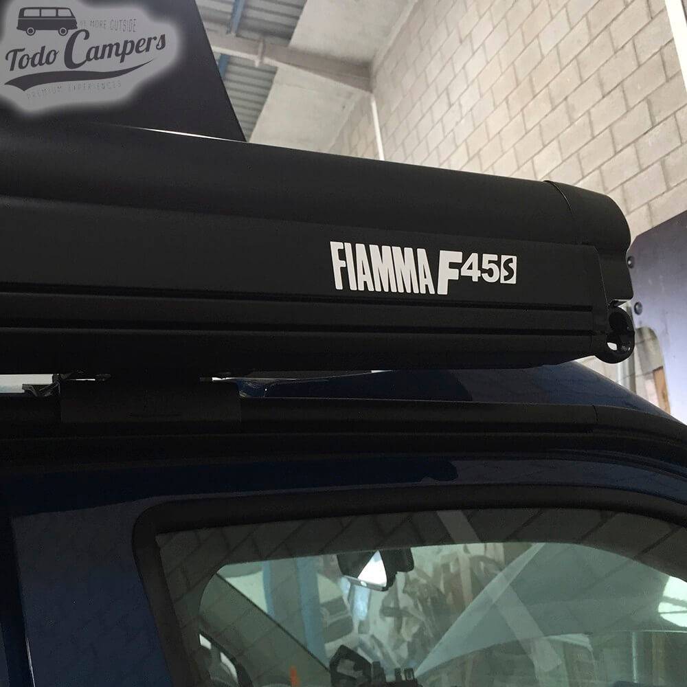 Toldo Fiamma F45s 260 instalado en furgoneta T6.1 con techo elevable