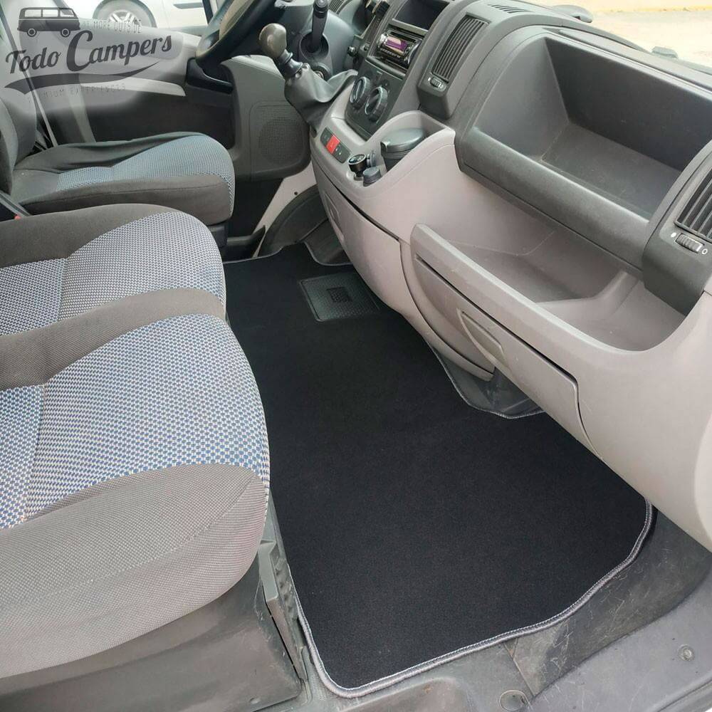 Alfombrilla en Fiat Ducato del 2007 con banqueta doble en el lado de pasajeros.