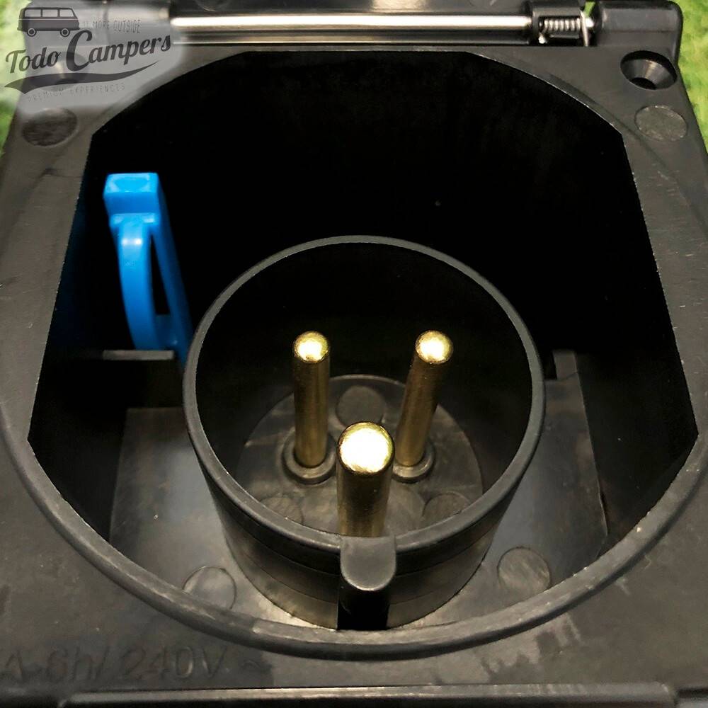 Entrada de corriente homologada