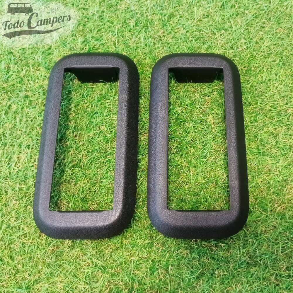 Kit de dois plásticos de acabamento para as fixações de assentos ao chão das carrinhas VW T5, T6 e T6.1.
