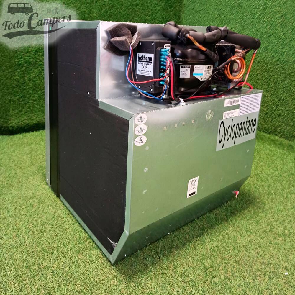 parte trasera del frigorífico con congelador Webasto Cruise Elegance de 65 litros