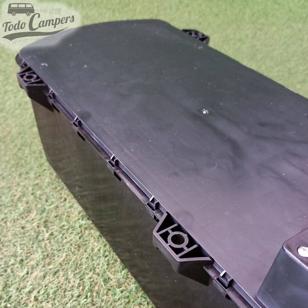 El boiler Whale Expanse UNDER FLOOR (instalación exterior) tiene agarres para atornillarlo desde abajo