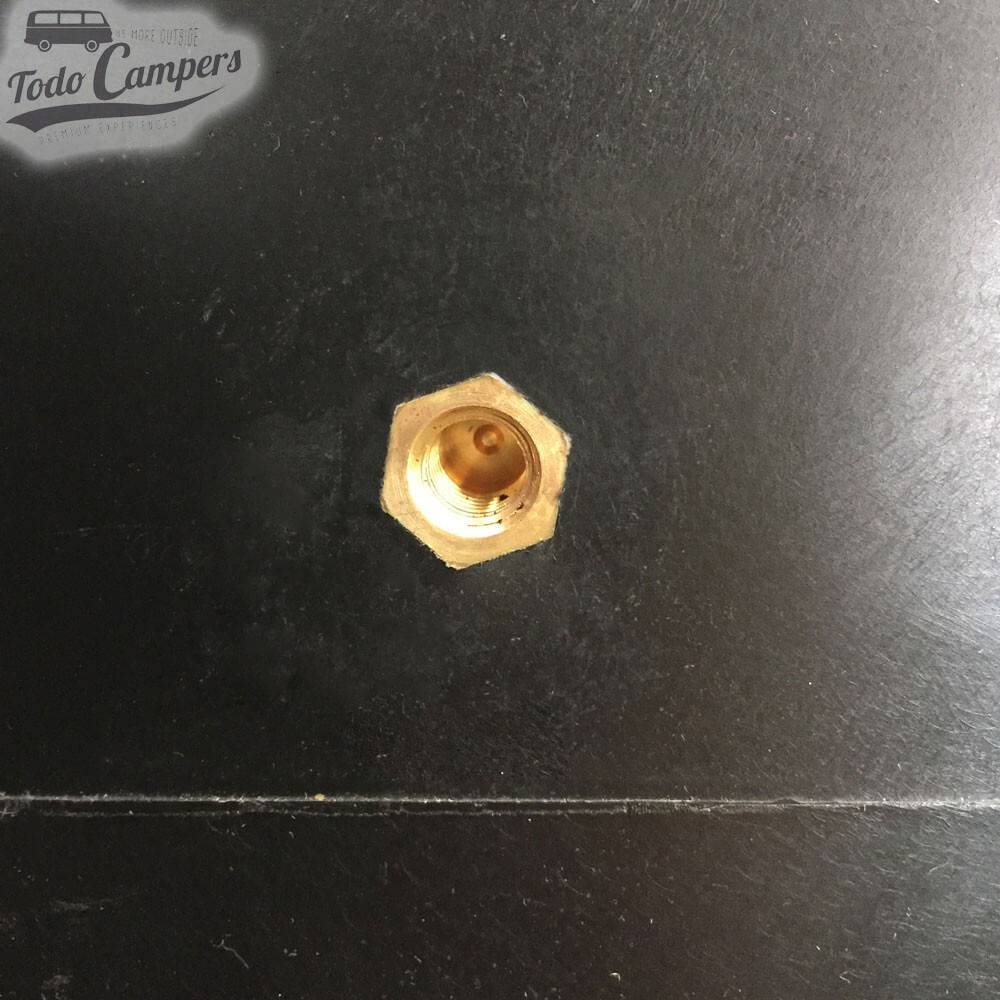 4 insertos (ciegos, no perforan el depósito) para poder atornillar los anclajes (no incluidos).