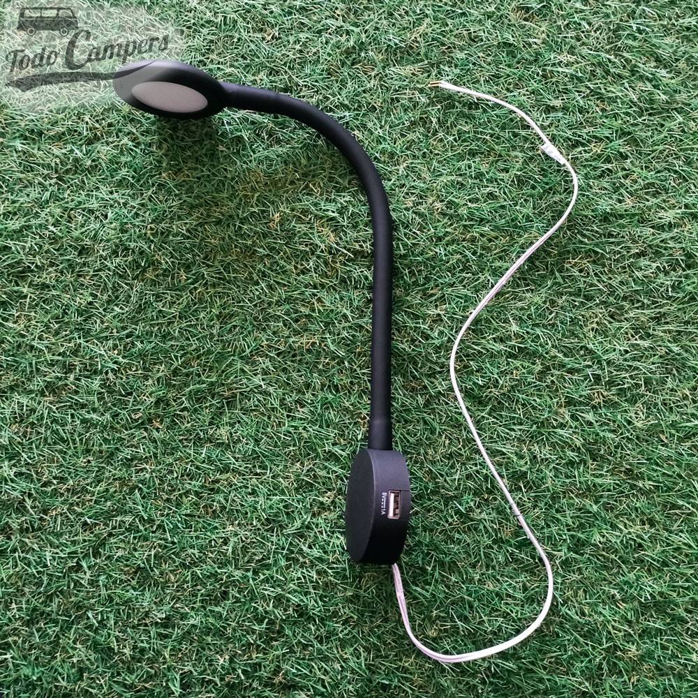 Lámpara LED táctil que requiere 18 W o más para poder hacer funcionar simultáneamente la luz y el puerto USB.