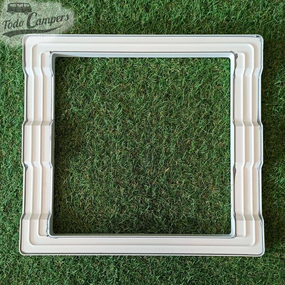 marco adaptador de claraboya Micro Heki para compensar y nivelar las acanaladuras del techo de Ducato