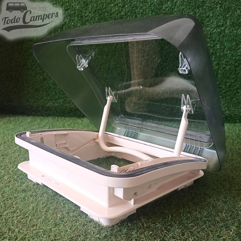 Claraboya Dometic Mikro Heki Style de 28x28 cm especialmente pensada para baños.