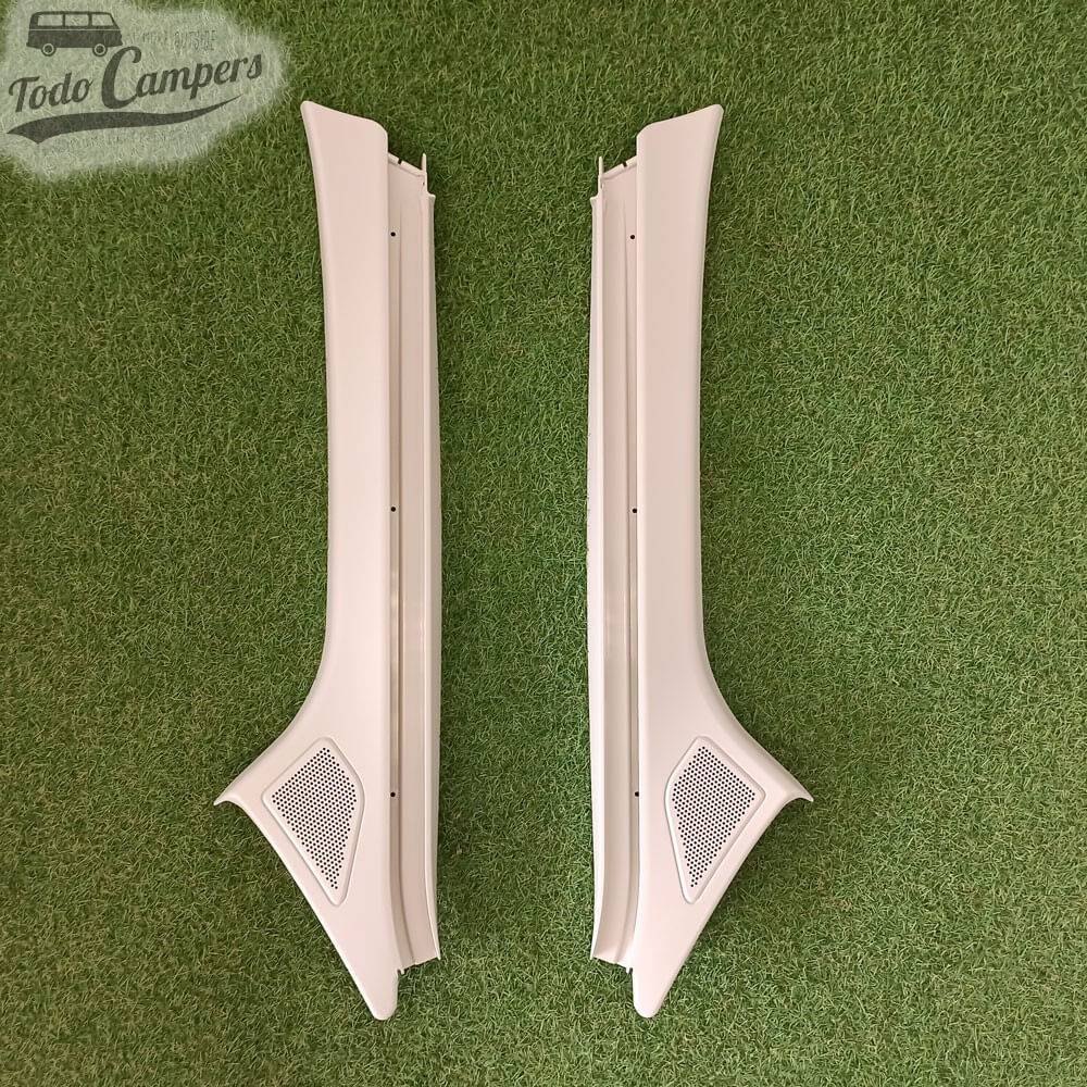 Marcos verticales preparados para los altavoces de la furgoneta