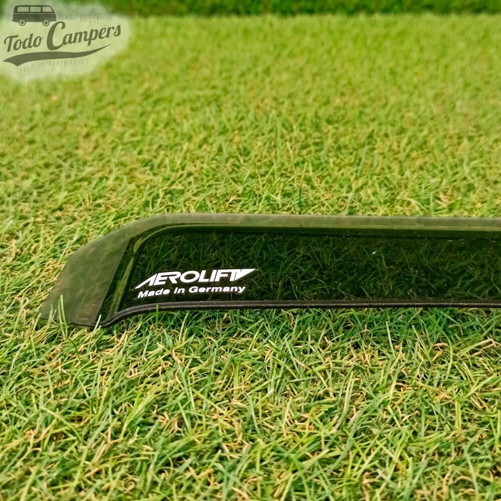 Detalle de la esquina de Derivabrisas / Deflector Ford Custom (Transit y Tourneo)