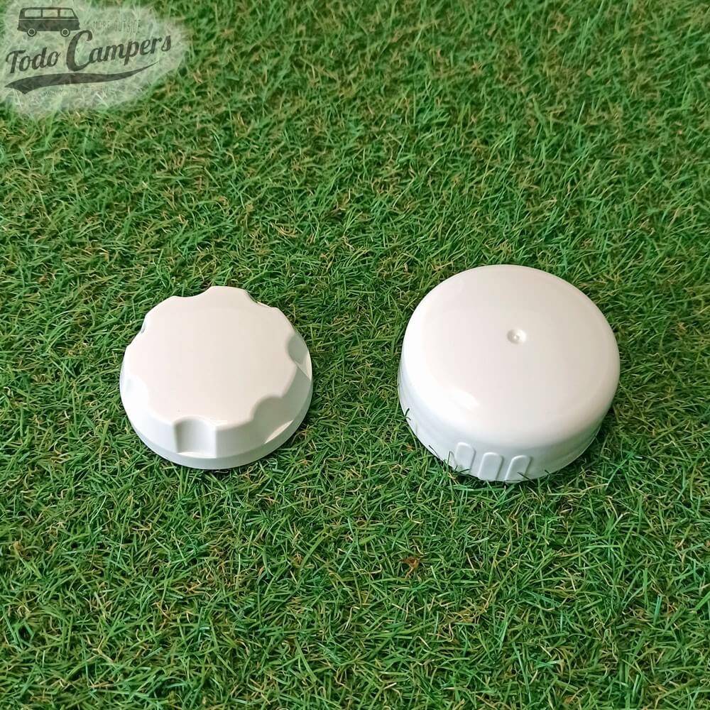 Tampas dos depósitos de águas limpas e sujas