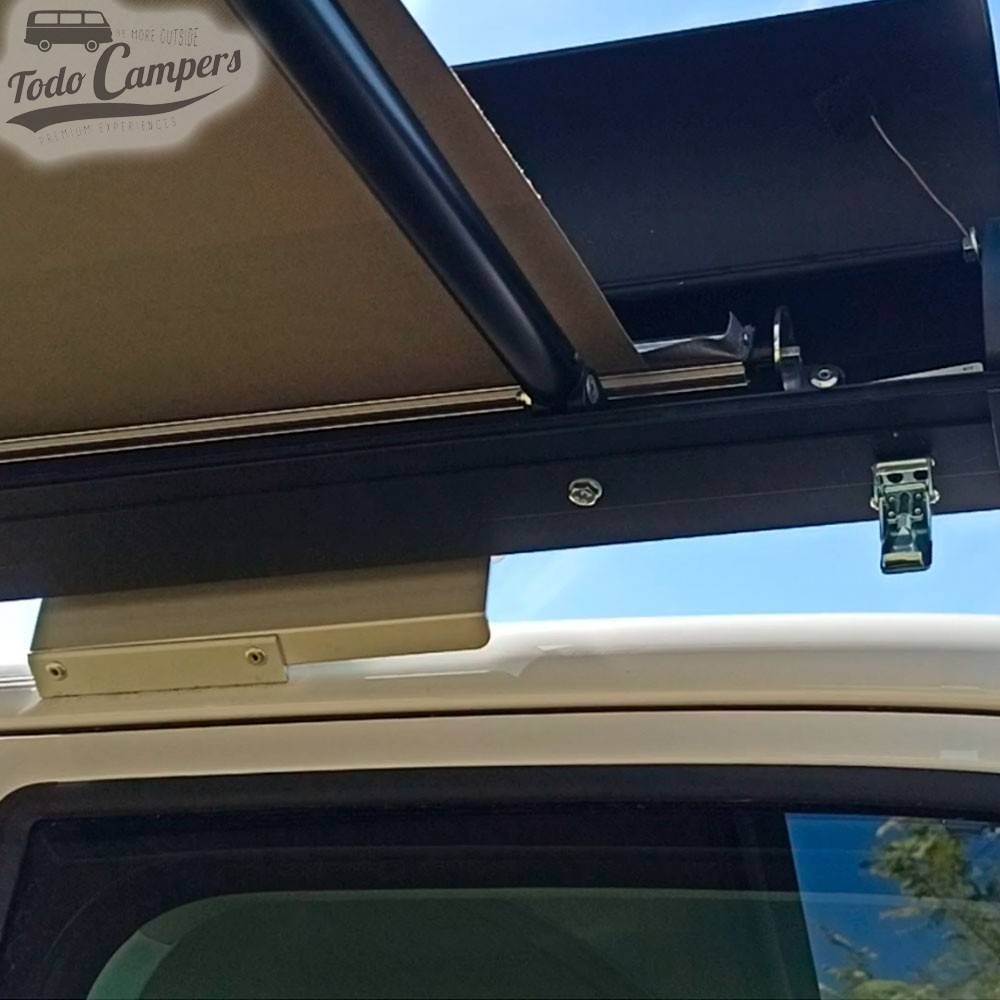 Carcasa negra con toldo autoenrollable