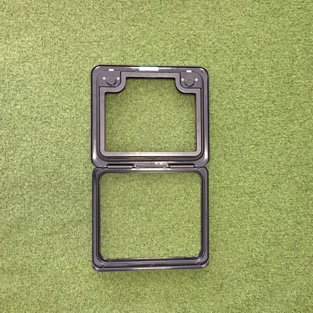 Porta de serviço Thetford Door III (Preta) aberta