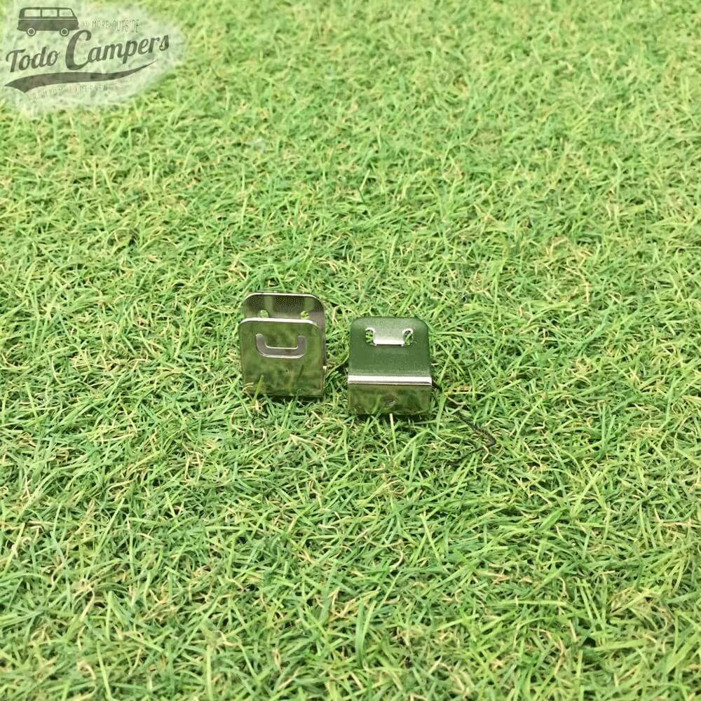 Enganches de acero inoxidable que une el Chock con el calzo Fiamma Level Up.