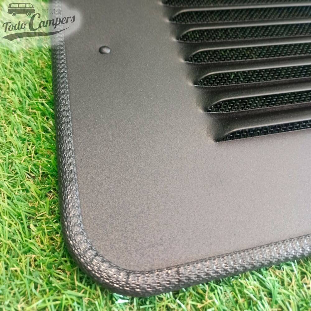 Detalhe de materiais da grelha de ventilação para a janela traseira do lado do acompanhante (lado direito)