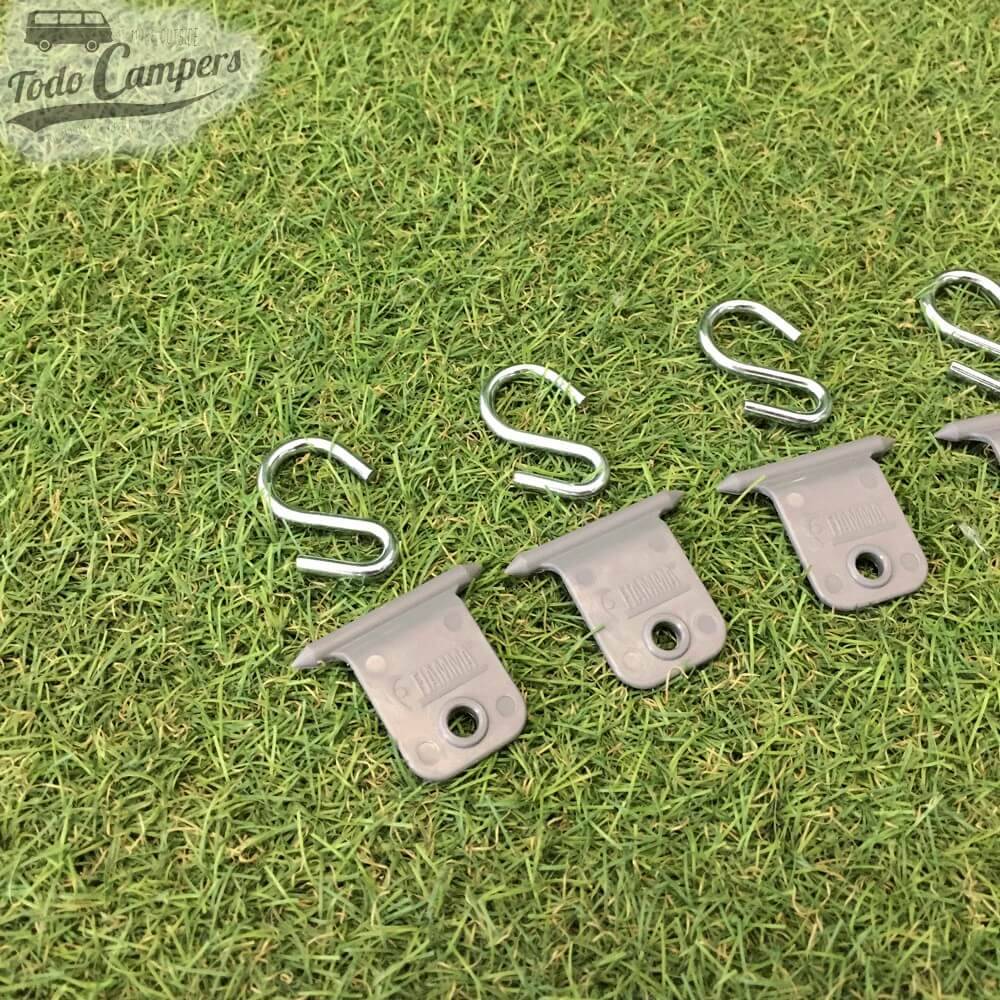 Kit de 6 ganchos que se colocan en el perfil del toldo para colgar pequeños objetos ligeros.