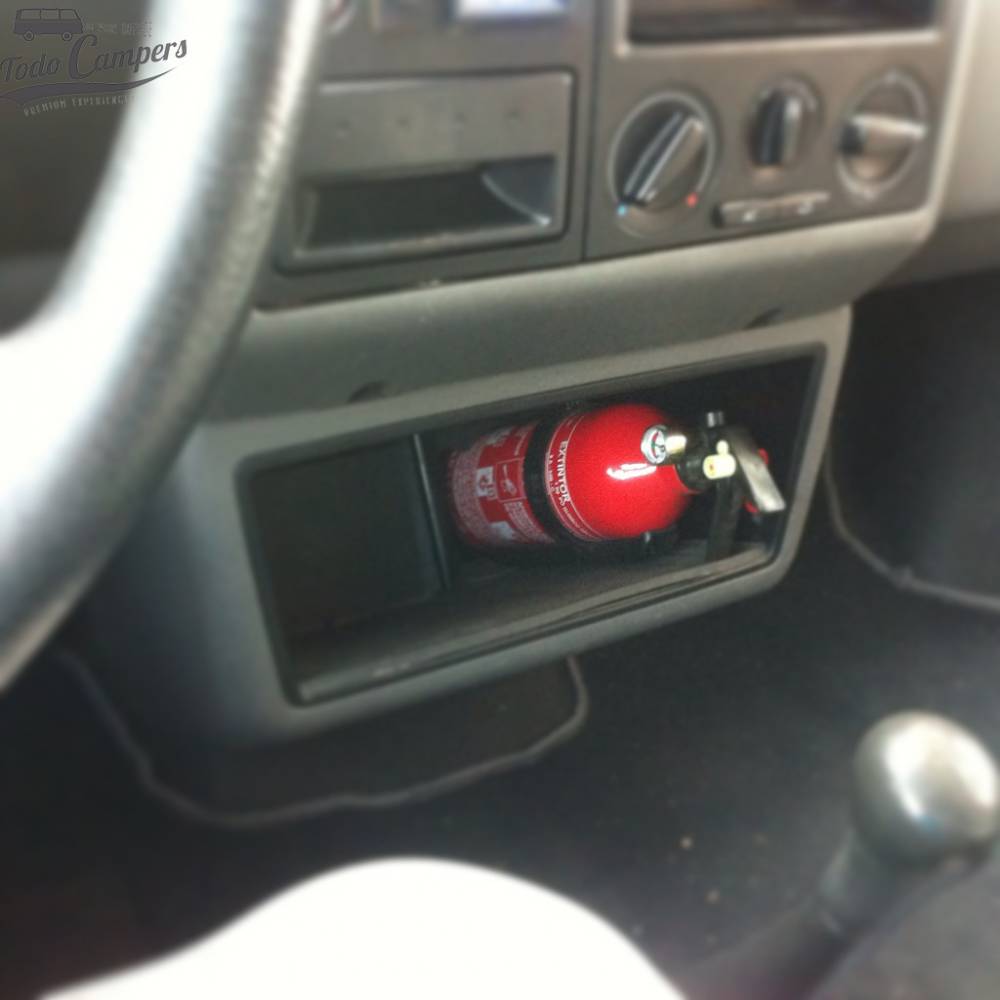 Extintor 1 Kg ABC colocado no porta-luvas de uma Volkswagen T4