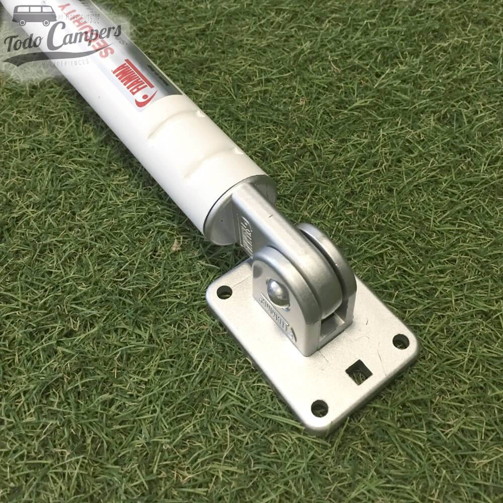 Fabricada en aluminio lacado de Ø 30 mm y 2 mm de espesor, color blanco.