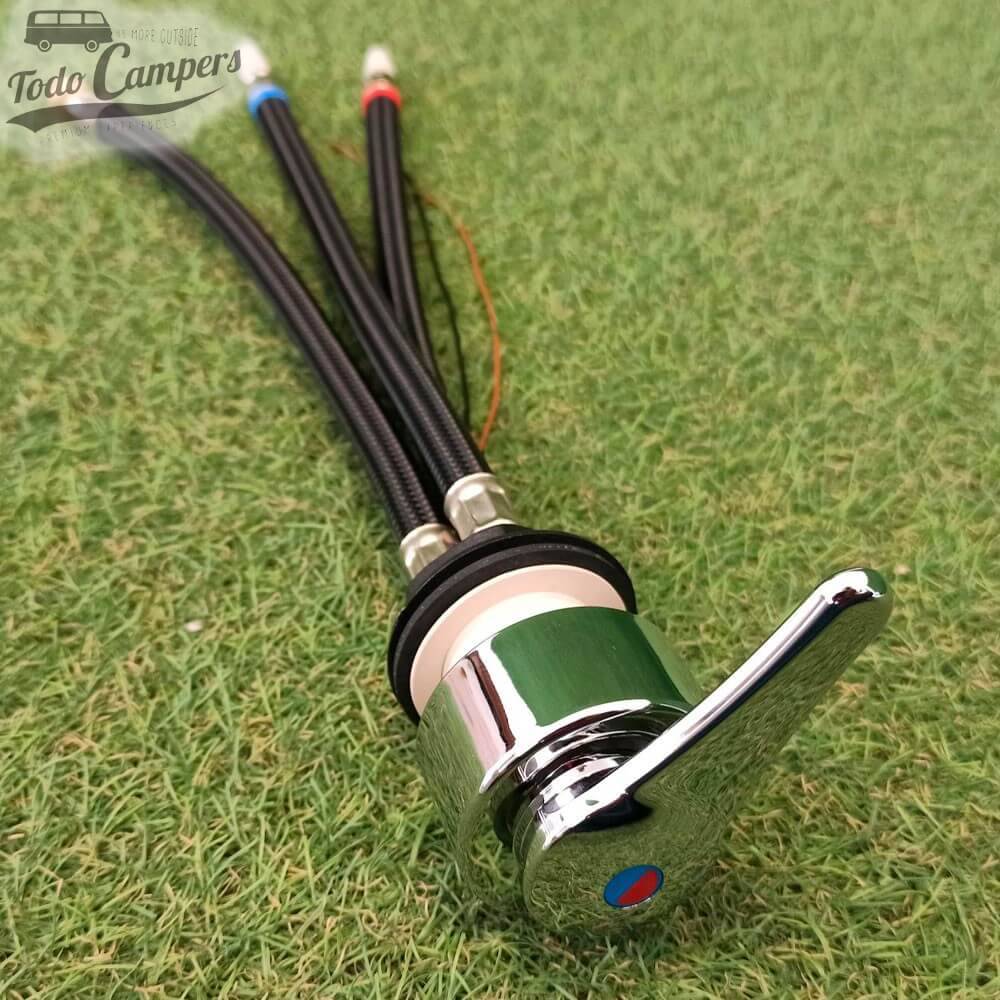 Entrada para água fria e água quente e saída interior.