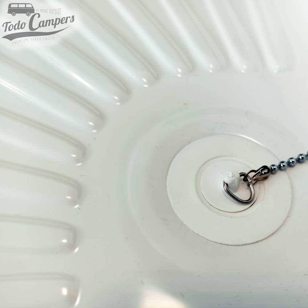 Desagüe en codo colocado en plato de ducha