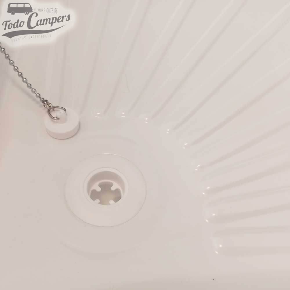 Desagüe en codo colocado en plato de ducha