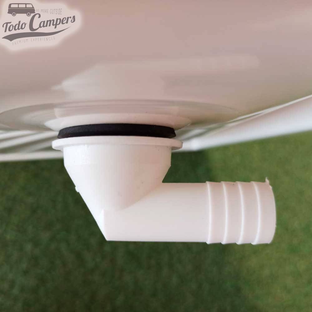 Desagüe en codo instalado en plato ducha camper