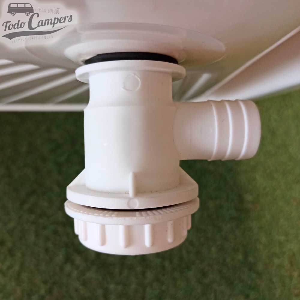 Desagüe con sifón instalado en plato de ducha camper