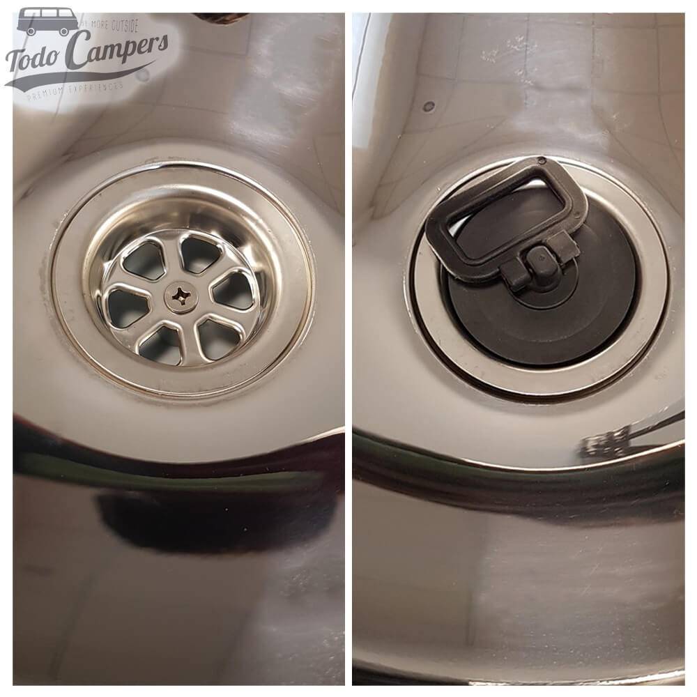 tapón instalado en fregadero metálico