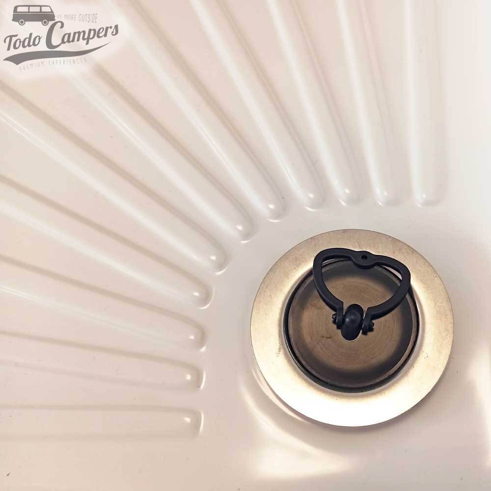 desagüe con tapón instalado en plato de ducha camper