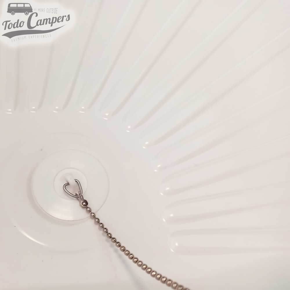 desagüe con tapón instalado en plato de ducha para camper