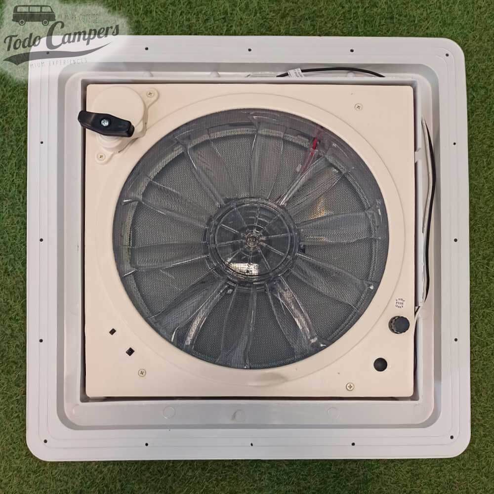 Interior de la Dometic FanTastic Vent 7350