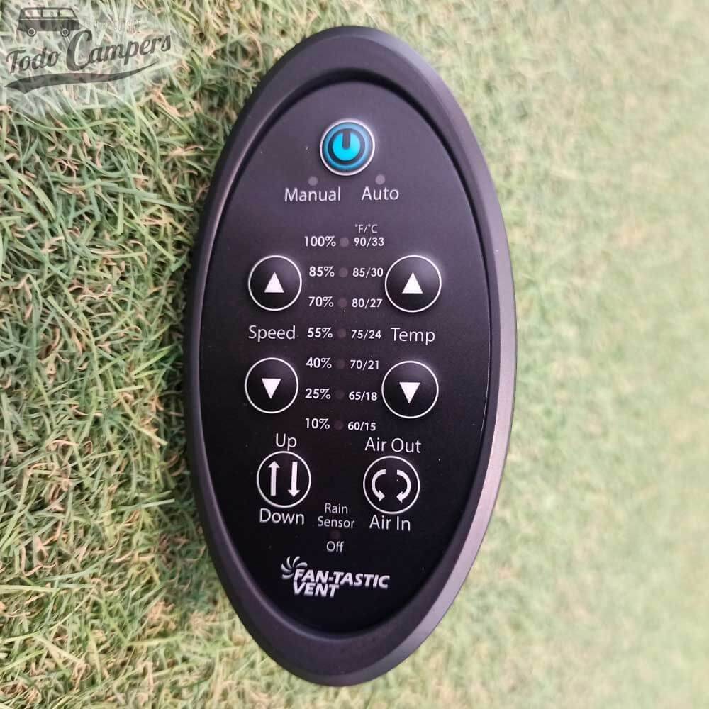 Dometic FanTastic Vent 7350 permite controlar la entrada o salida del aire con su mando a distancia.