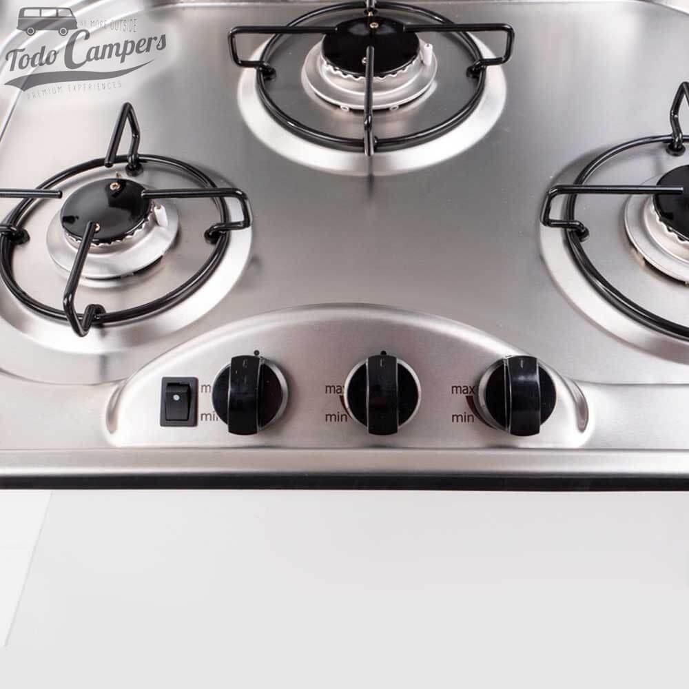 Cocina de gas de tres fuegos con tapa de vidrio y encendido eléctrico de la marca Carbest.