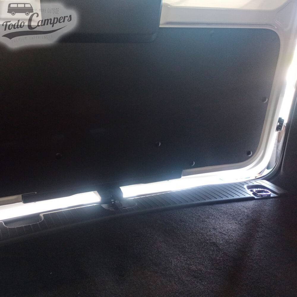 Podemos entreabrir uns 10 cm o portão traseiro e permitir a ventilação da carrinha