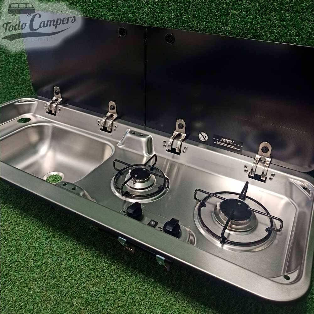 Placa de cocina de dos quemadores con fregadero a la izquierda.